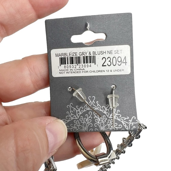 NWT Howard’s Marbleize Acrylic Oval Necklace & Earrings Set - Picture 7 of 9